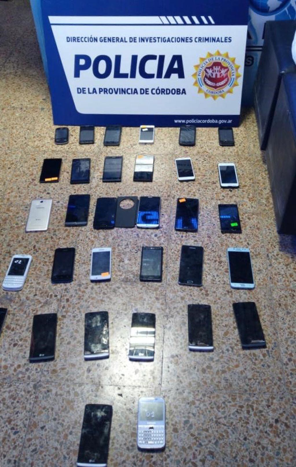 Los celulares secuestrados en la Galería Norte (Gentileza Policía de Córdoba).
