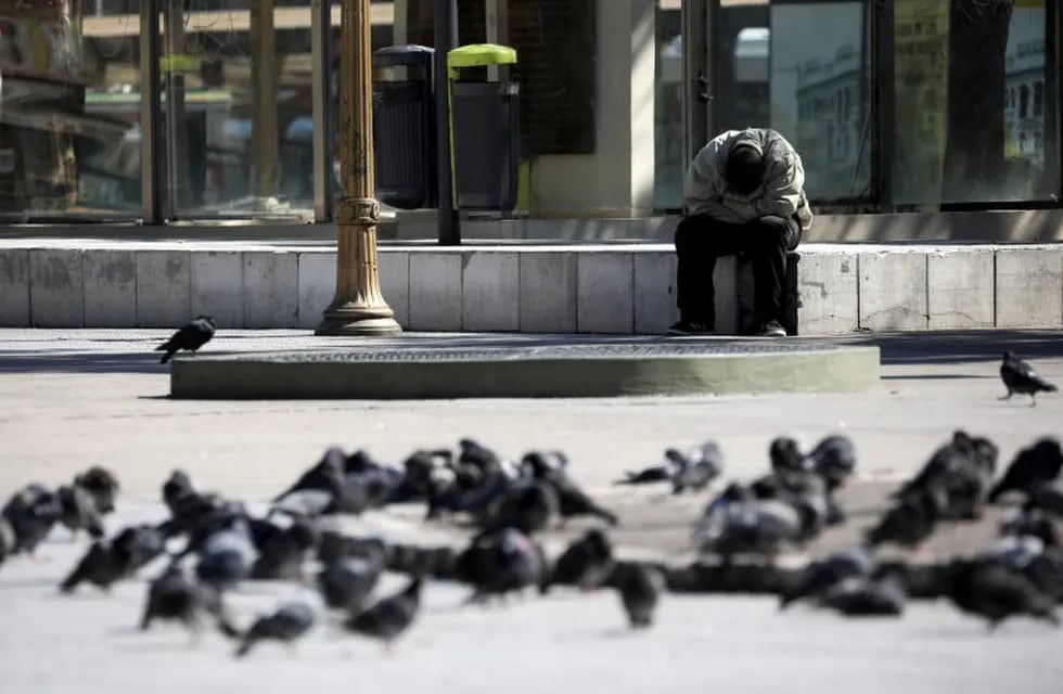 A homeless man sits at a square during a government-ordered lockdown to curb the spread of the new coronavirus in Buenos Aires, Argentina, Tuesday, April 14, 2020. (AP Photo/Natacha Pisarenko)   pobreza  hombre en situacion de calle