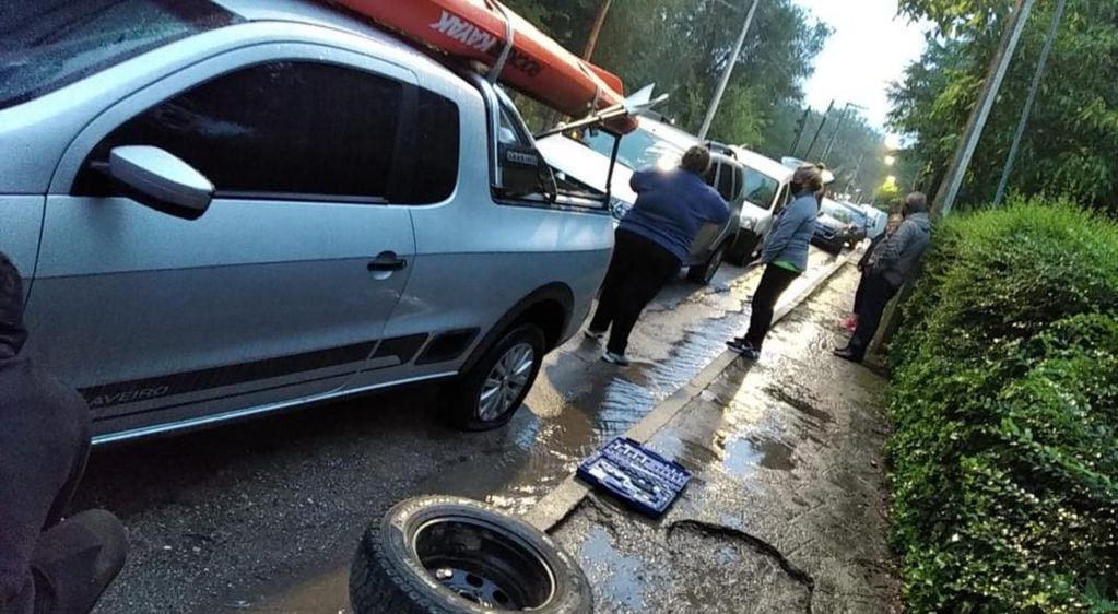 Las ruedas de 15 vehículos terminaron tajeadas en la calle Selva Negra, de la localidad cervecera.