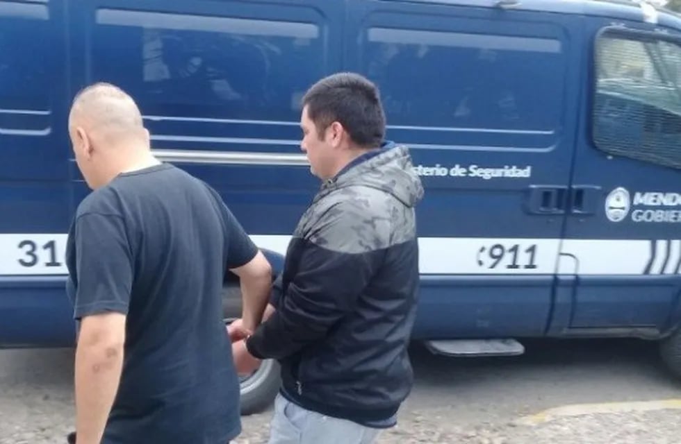 Policía de Mendoza traslada a Miguel Duarte, prófugo de la justicia mendocina.