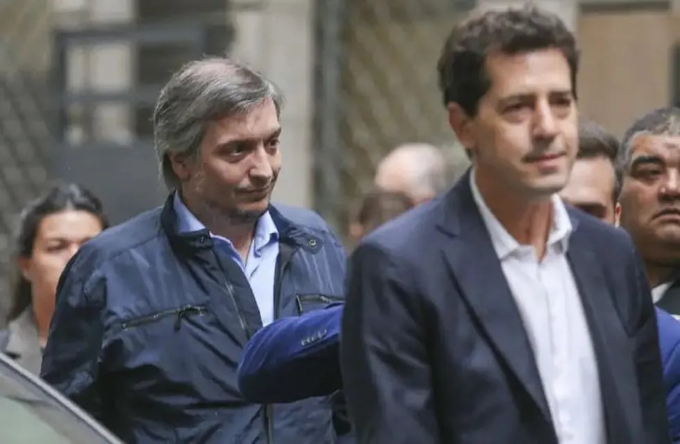 Wado de Pedro y Máximo Kirchner entrando a la mesa del Frente de Todos