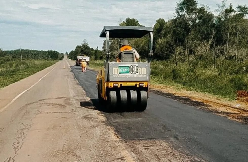 Ejecutan trabajos de mantenimiento sobre la Ruta Provincial N°4 en Bonpland,.