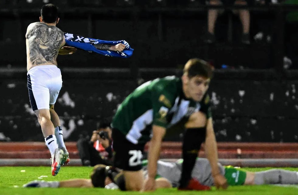 El tatuado Michael Santos lleva el grito a flor de piel. Talleres, finalista de Copa Argentina (Fotobaires).