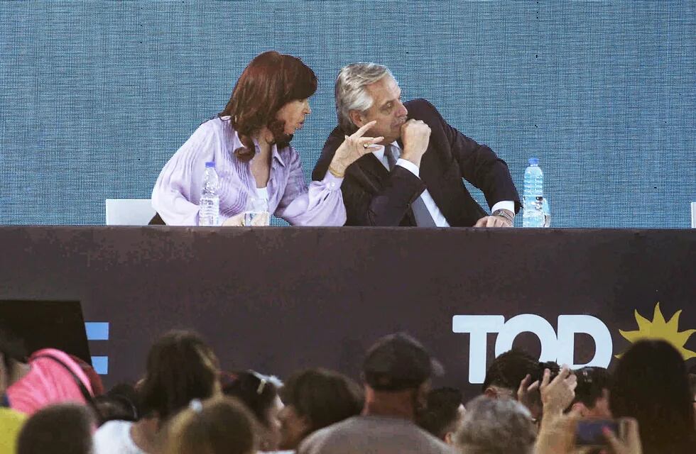 Alberto Fernández y Cristina Kirchner, durante un acto de cierre de campaña que se realizó en Merlo. Foto: Corresponsalía.