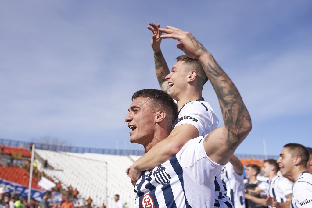 Juan Rodríguez y Rodrigo Garro en los festejos de Talleres en Mendoza luego del triunfo del equipo sobre Colón, por la Copa Argentina. (Prensa Talleres)
