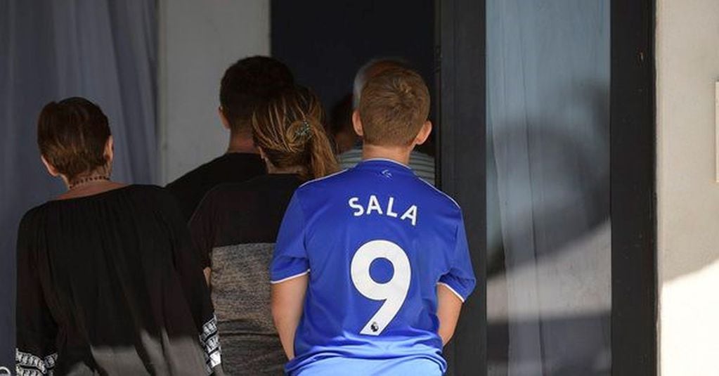Vecinos, familiares y amigos llegaron hasta el club para despedir a Emiliano Sala.
