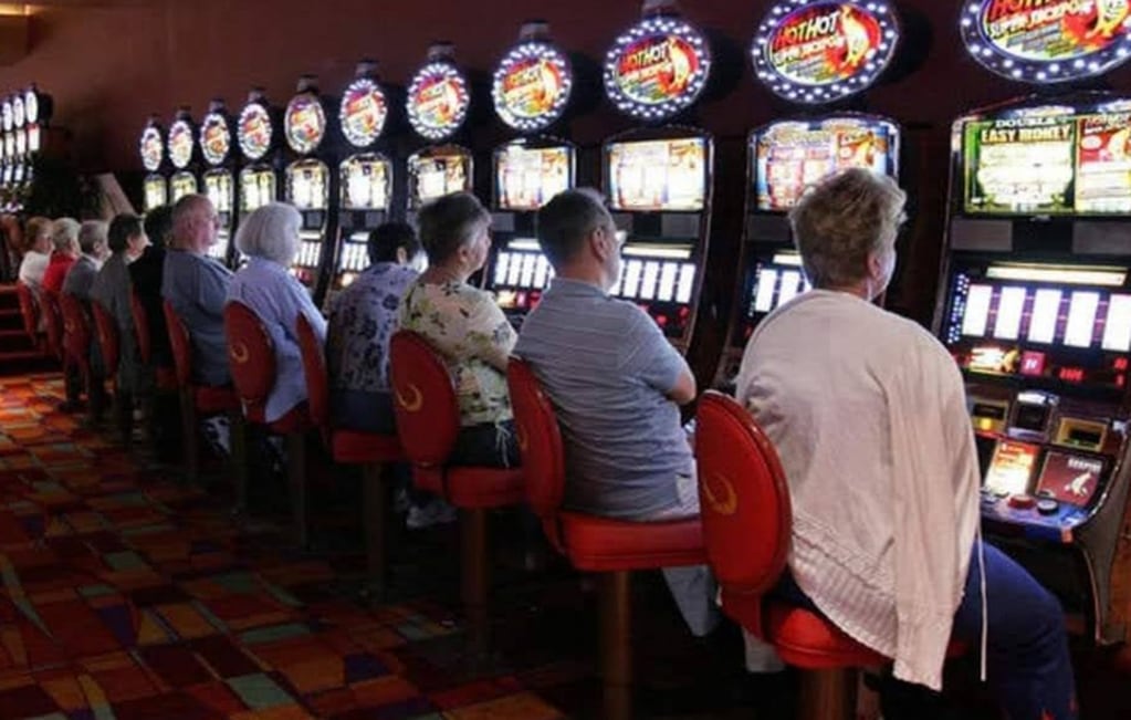 El Instituto Provincial de Loterías y Casinos clausuró salas de juego en Puerto Iguazú.