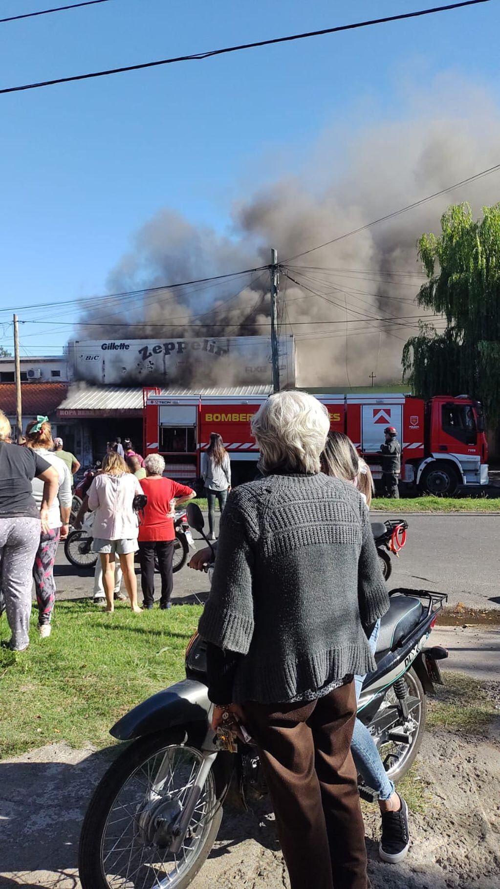 Bomberos Voluntarios de Pérez aportó un camión cisterna para apagar el incendio en un bazar