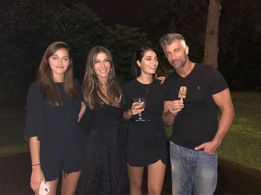 Catherine Fulop junto a Osvaldo Sabatini y sus dos hijas, Oriana y Tiziana  (Foto: Instagram/ fulopcatherine)