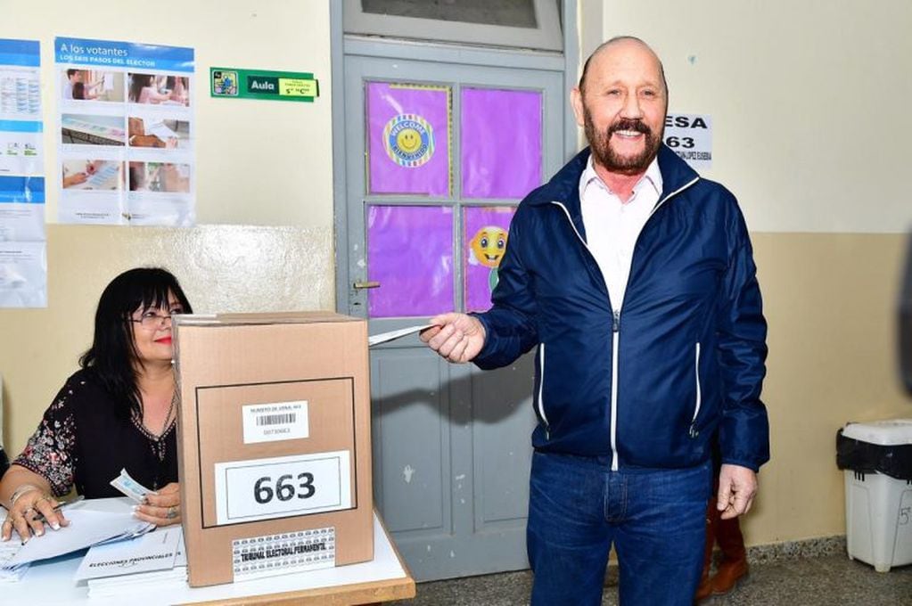 Insfrán votó en la localidad de Laguna Blanca de donde es oriundo