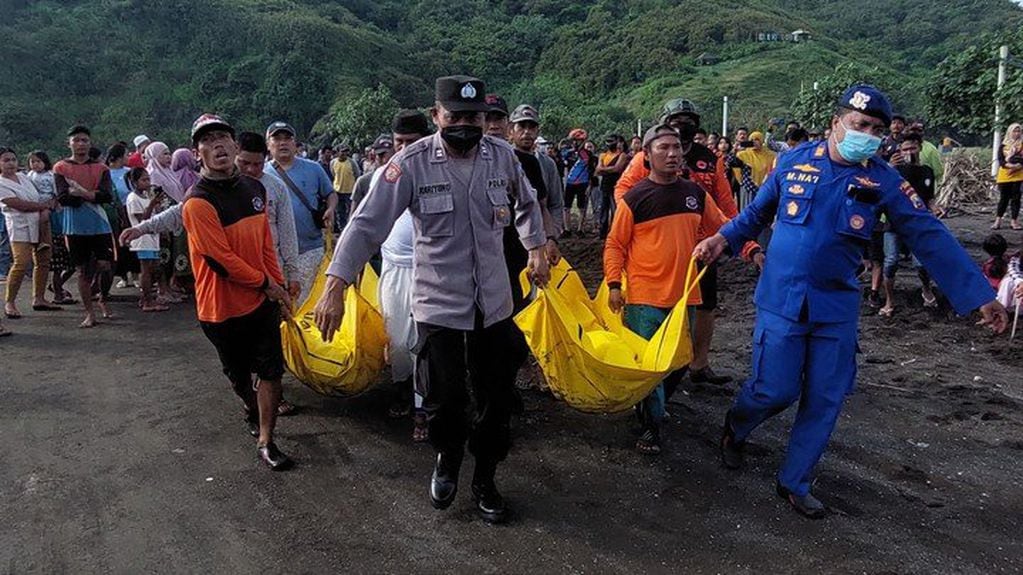 Tragedia en Indonesia con 10 muertos y un desaparecido tras un acto religioso en la playa.
