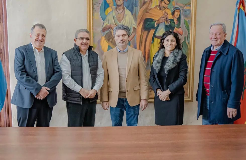 Reunión del gobernador Raúl Jalil con miembros de la Fundación del Tucumán y funcionaria de esa provincia