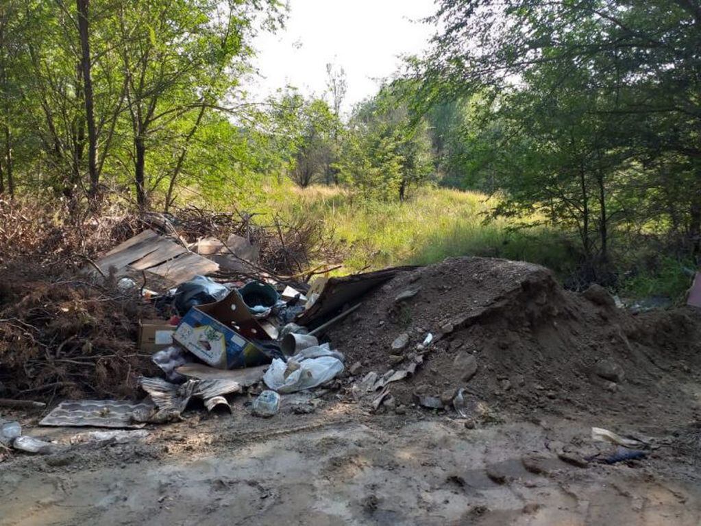 Parte de lo que resta por limpiar en una zona transitada por lugareños y turistas.