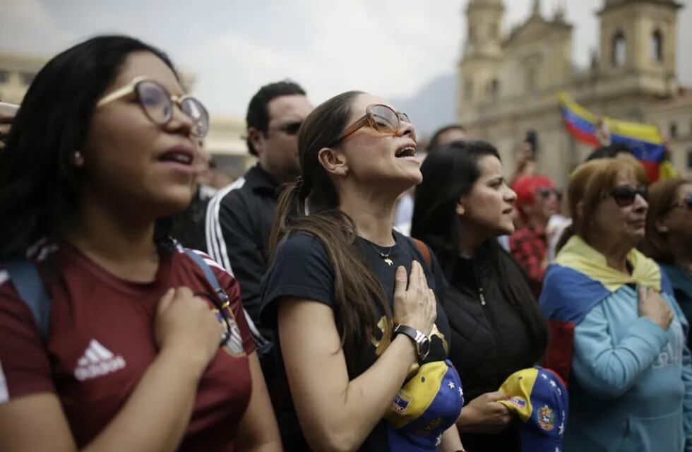 Ciudadanos venezolanos se manifiestan contra el presidente de Venezuela, Nicolás Maduro, y en apoyo al presidente de la Asamblea Nacional, Juan Guaidó. (EFE)
