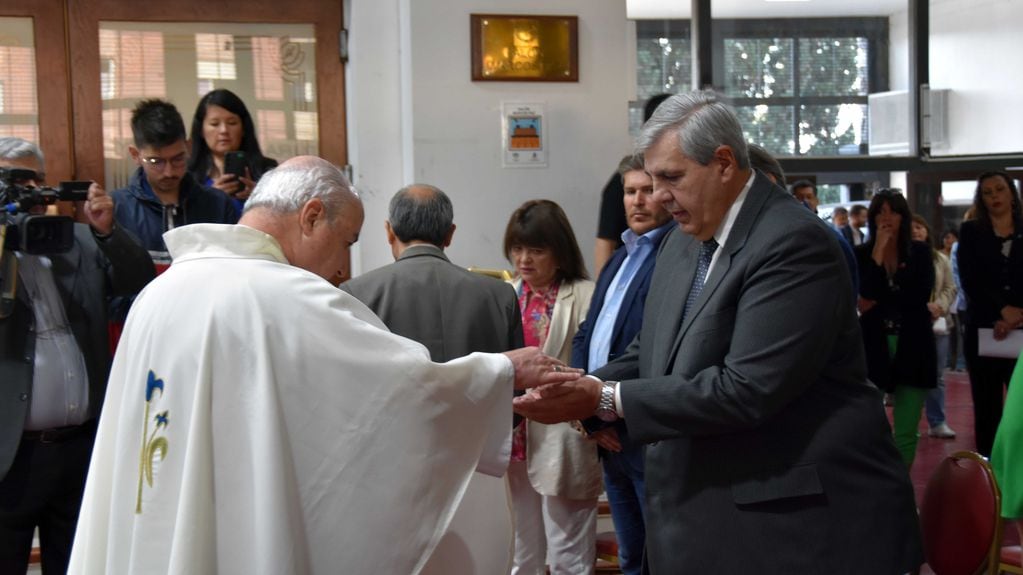 El vicegobernador Haquim recibe la comunión, en el oficio celebrado por el obispo Fernández.