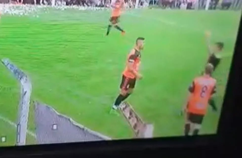Brutal agresión de un jugador a un árbitro en la Liga Casildense. (Captura)