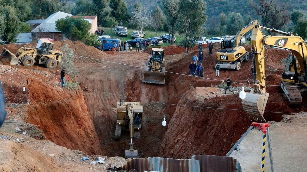 Cinco excavadoras realizaron una excavación para llegar al nivel de profundidad de Rayan y luego cavarán un túnel para llegar al niño. (El País)