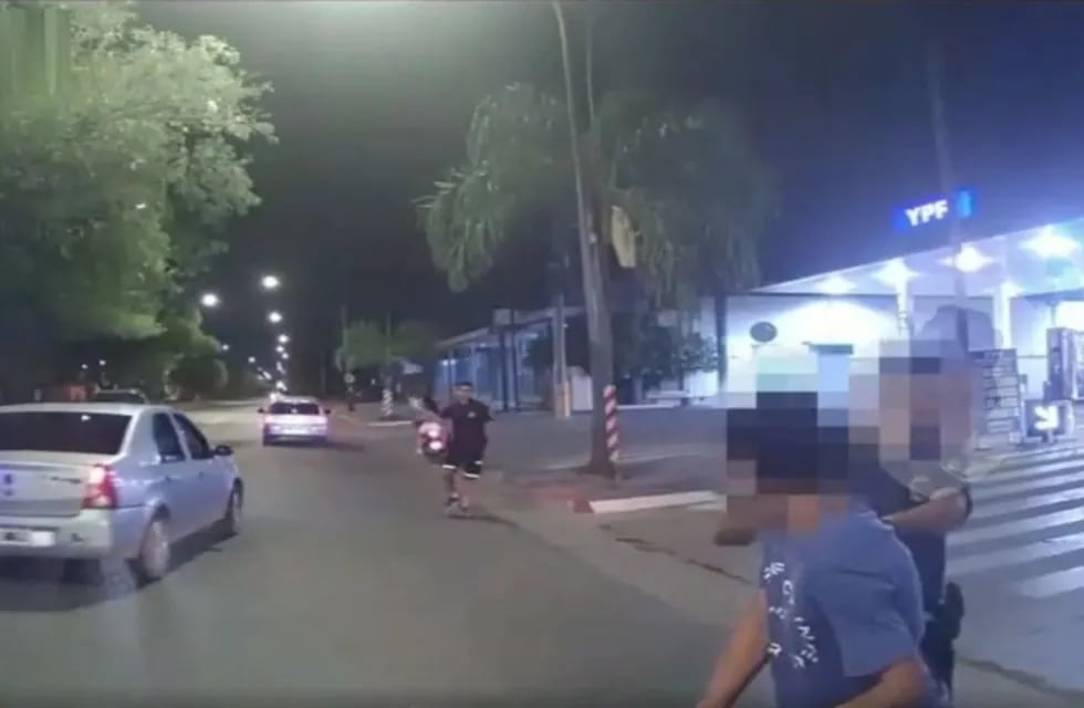 La indignación del Policía al ver escapar a la mujer en motocicleta.