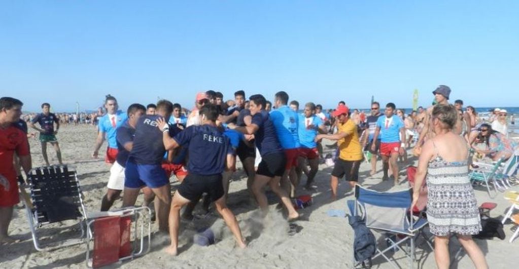 Dos equipos de rugby terminaron a las piñas en una playa de Río Negro