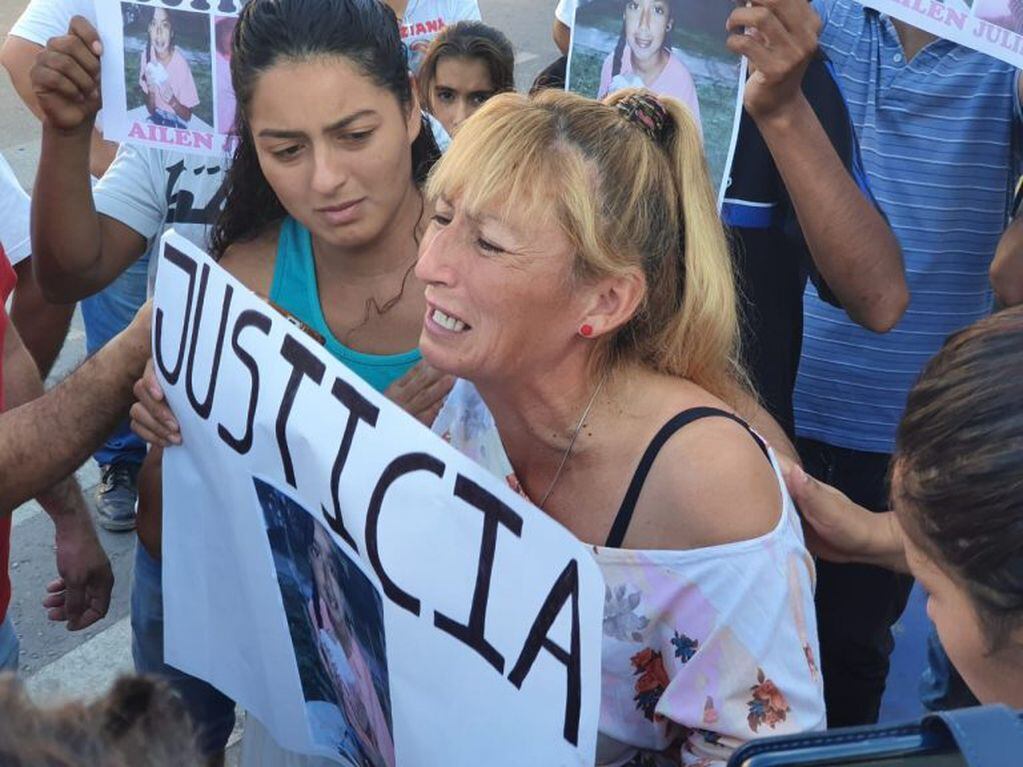 Familiares de Ailén y Julieta marcharon este lunes para pedir justicia.