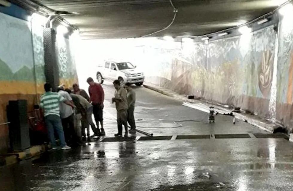 Ya se solucionó el inconveniente en el túnel de la calle Córdoba y nuevamente se puede transitar por allí.