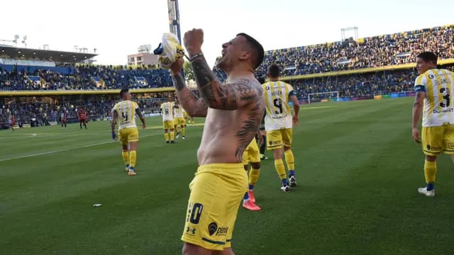 Emiliano Vecchio festejando el gol del triunfo canalla