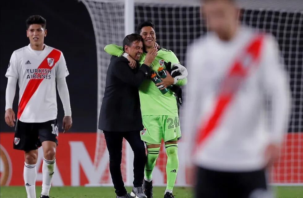 Marcelo Gallardo, el entrenador de River, entró a la cancha a felicitar a su arquero jugador Enzo Pérez tras la victoria por 2-1 ante Santa Fe de Colombia. (AP)