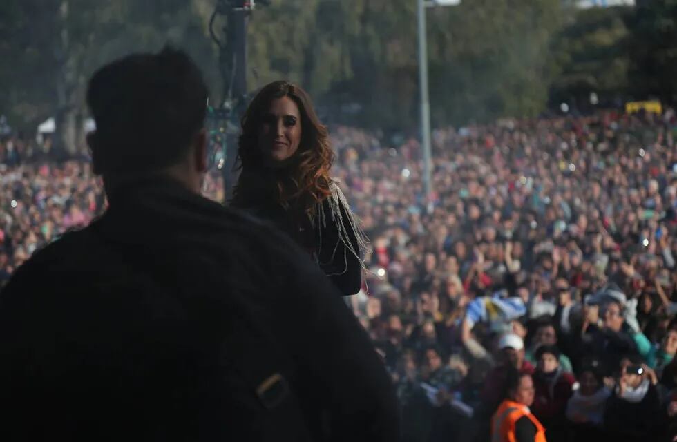 La cantante de 41 años se presentó con toda su banda de espaldas al río Paraná.