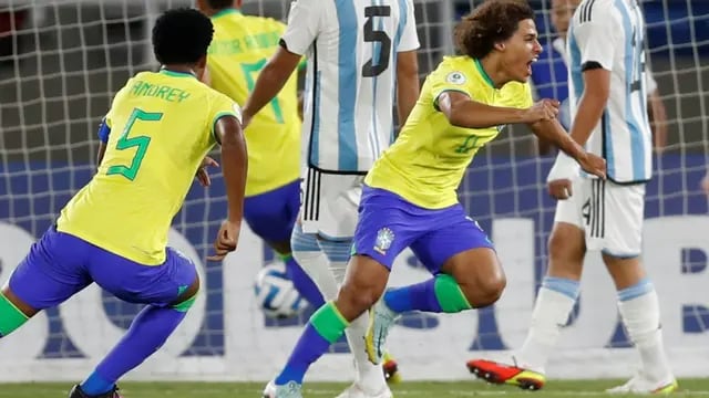 Guilherme Biro Mafra de Brasil celebra un gol.