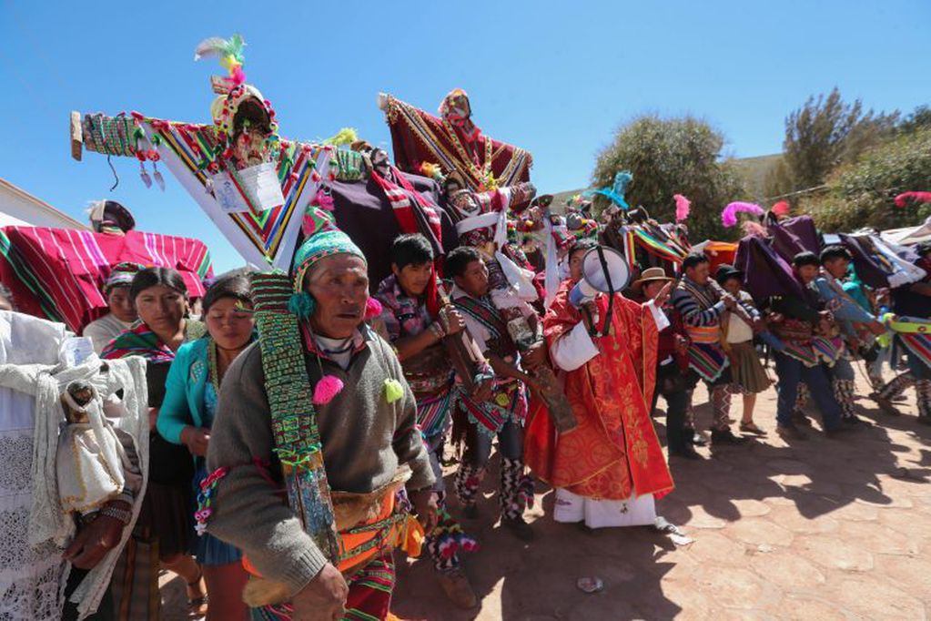 Indígenas bolivianos de Potosí festejan durante la tradicional fiesta de la Cruz este sábado, en San Pedro de Macha (Bolivia). EFE/Martin Alipaz