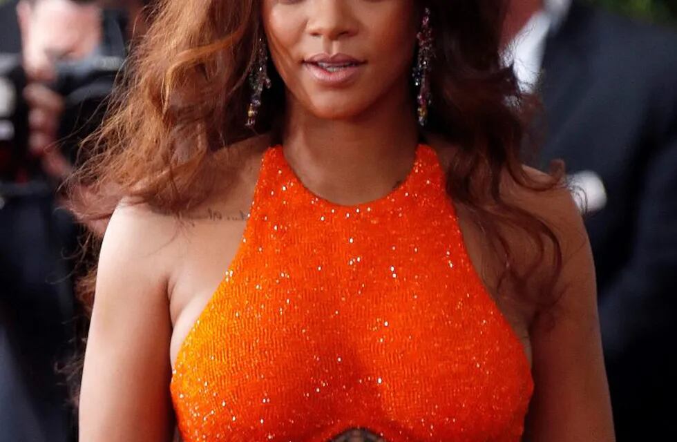 AJB001. Los Angeles (United States), 12/02/2017.- Rihanna arrives for the 59th annual Grammy Awards ceremony at the Staples Center in Los Angeles, California, USA, 12 February 2017. (Estados Unidos) EFE/EPA/PAUL BUCK eeuu california Rihanna 59 entrega de los premios Grammy premios a la musica alfombra roja