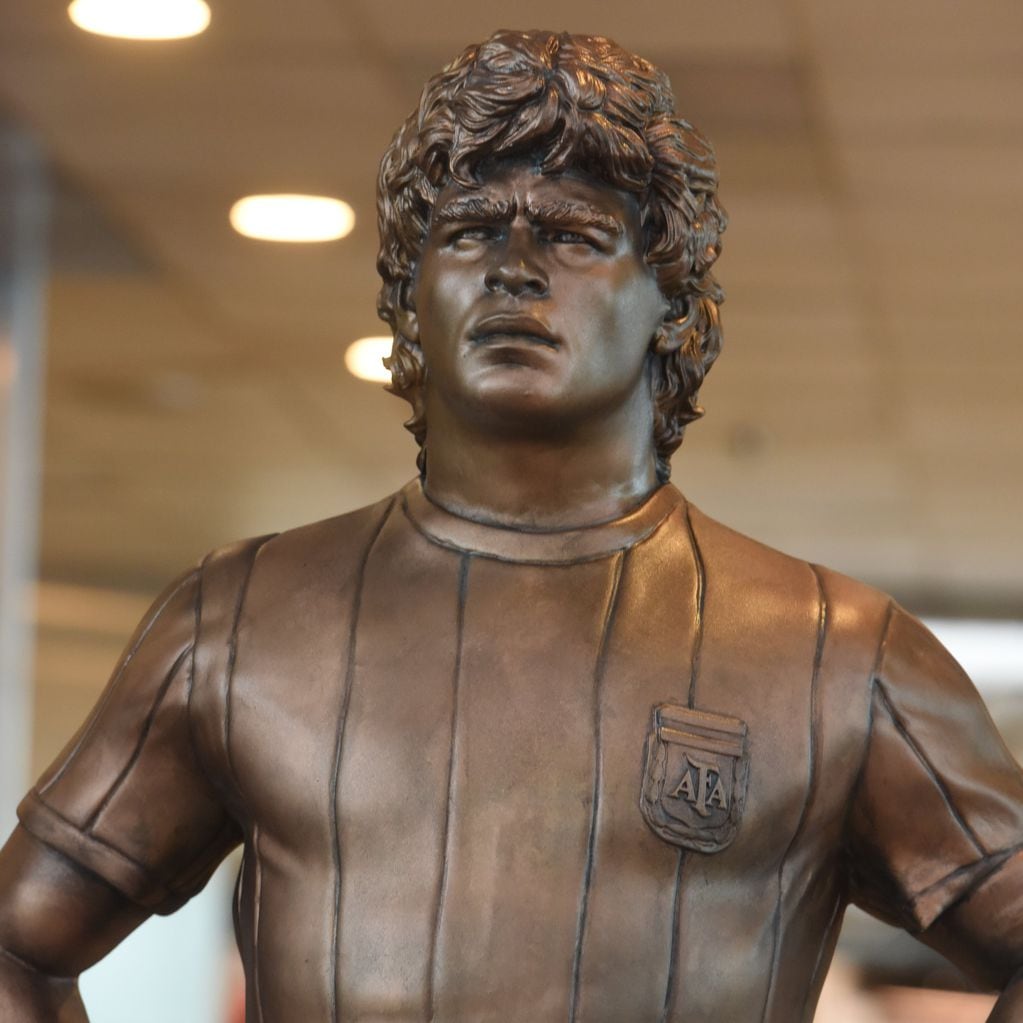 Diego Maradona tiene su estatua en el Aeropuerto de Ezeiza como él quería.