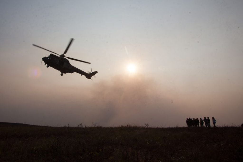 Uno de los helicópteros abocados a la lucha contra las llamas en los incendios forestales de la región de Robore, Bolivia. Gastón Brito/dpa