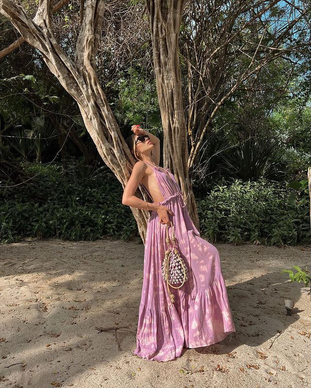 La hija de Luis Miguel mostró su buen gusto para la moda al posar con un imponente vestido drapeado ante la cámara / Foto: Instagram