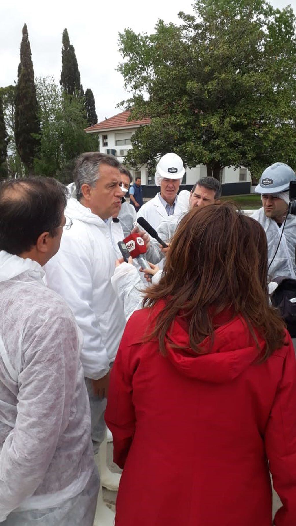 El ministro de Agricultura de la Nación, Luis Etchevehere, visita la planta cárnica de Azul.