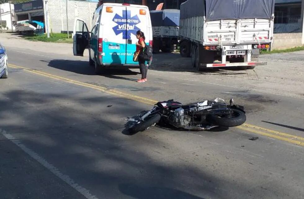 Alta Gracia: motociclista herido tras impactar contra un camión de alto porte