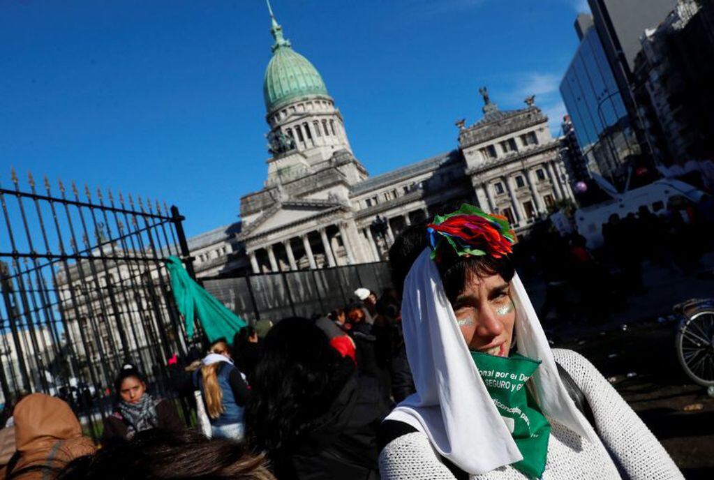 Miles de personas festejan la aprobación de la despenalización del aborto por parte de la Cámara de Diputados
