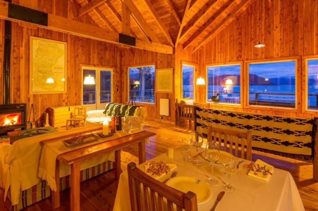 Cómo es y cuánto cuesta la espectacular cabaña en donde Margot Robbie disfruta de la Patagonia Argentina