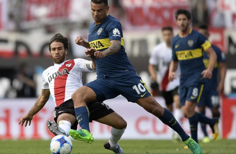 superclasico   Boca Juniors' Colombian midfielder Edwin Cardona (C) vies for the ball with River Plate's midfielder Leonardo Ponzio during the Argentine derby match in the Superliga first division tournament at Monumental stadium in Buenos Aires, Argentina, on November 5, 2017. / AFP PHOTO / JUAN MABROMATA cancha de river plate Edwin Cardona campeonato torneo superliga de primera division futbol futbolistas partido river plate boca juniors