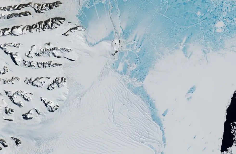 Fotografía satelital tomada por la NASA el 07/02/2017 a la región de la Barrera de Hielo Larsen C, en el oeste de la Antártida. Un enorme icberg, de un tamaño casi siete veces más grande que Berlín, se ha desprendido de la región, informó el 12/07/2017 el Institudo Alfred Wegener de oceanografía e investigación polar de la ciudad de Bremerhaven, en el norte de Alemania. foto: NASA/Zuma Press/dpa
