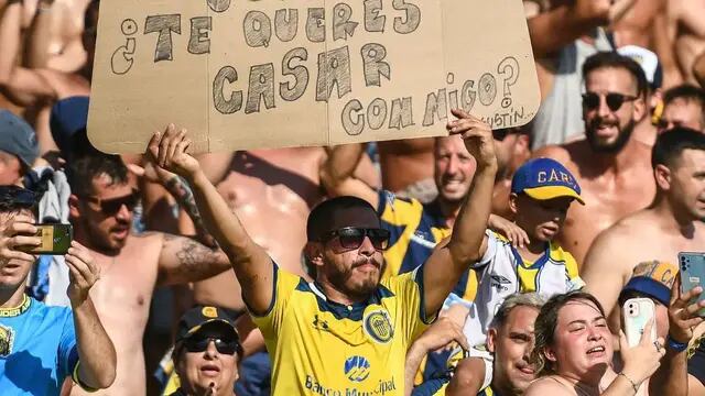 Le propuso casamiento a su novia en la cancha de Rosario Central