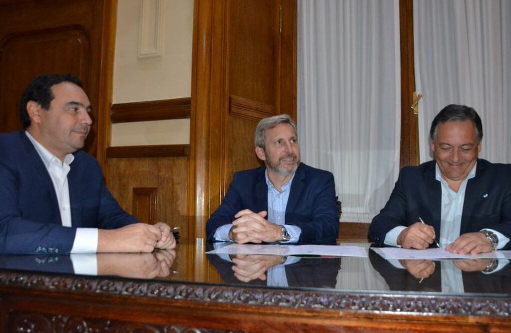 Valdés firmó convenios con Frigerio para construir escuelas y modernizar el Registro Civil