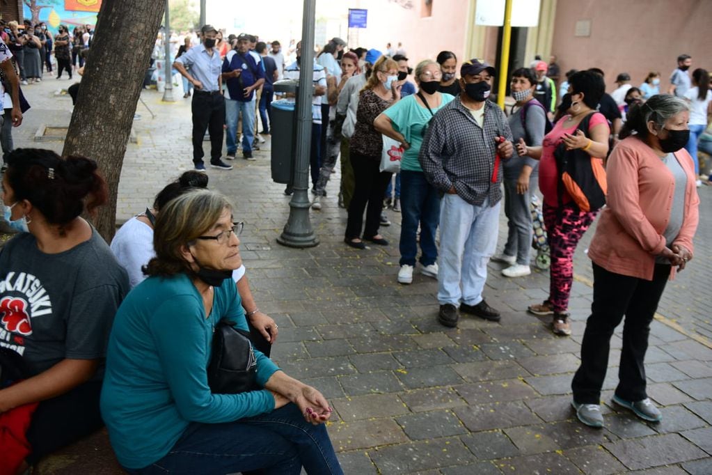 Fe de vida: largas colas en el Banco Nación de Plaza San Martín en Córdoba para llevar a cabo el trámite. (José Hernández/La Voz)