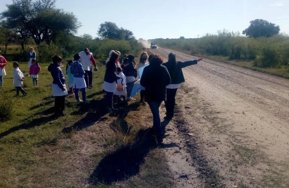 Junto a sus maestras un grupo de chicos de la Escuela Tercera Brigada de Infantería N°867 del Paraje Ñandubay a 12 kilómetros de Perugorría, conmemoraron el Día de la Escarapela, regalando la enseña patria a transportistas y automovilistas