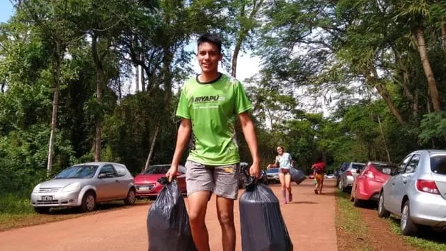 Organizan una jornada de Plogging en Puerto Iguazú
