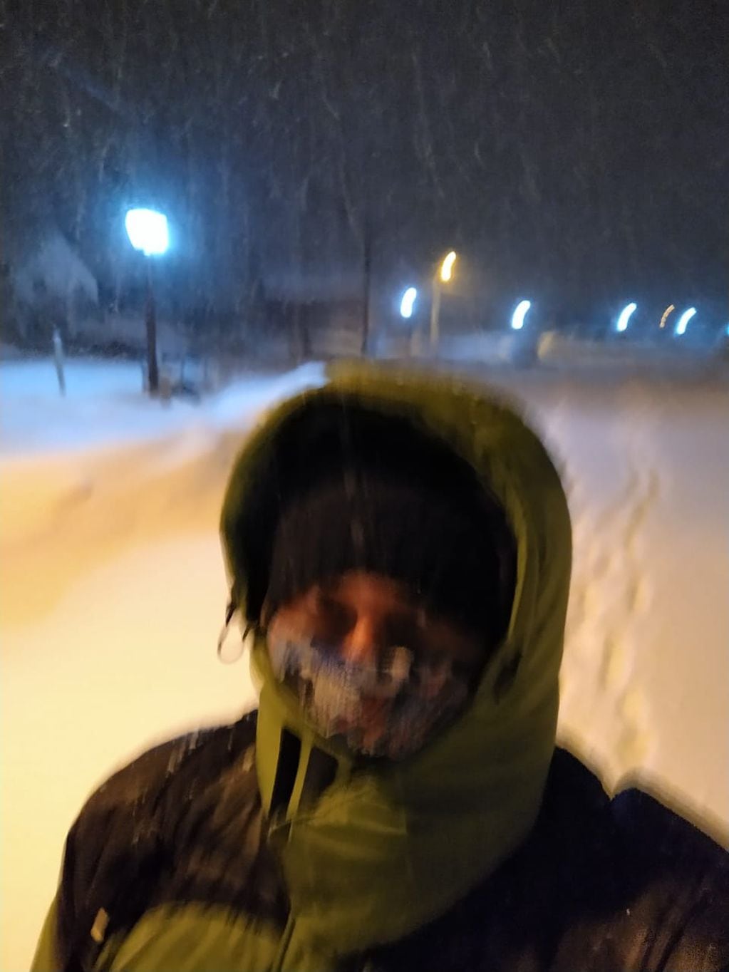 Un hombre de Neuquén tuvo que cavar un túnel de nieve para salir de su casa