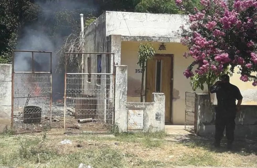 Las llamas se desataron en el patio de un domicilio de barrio Saavedra por quema de pastos. (Flash 24)