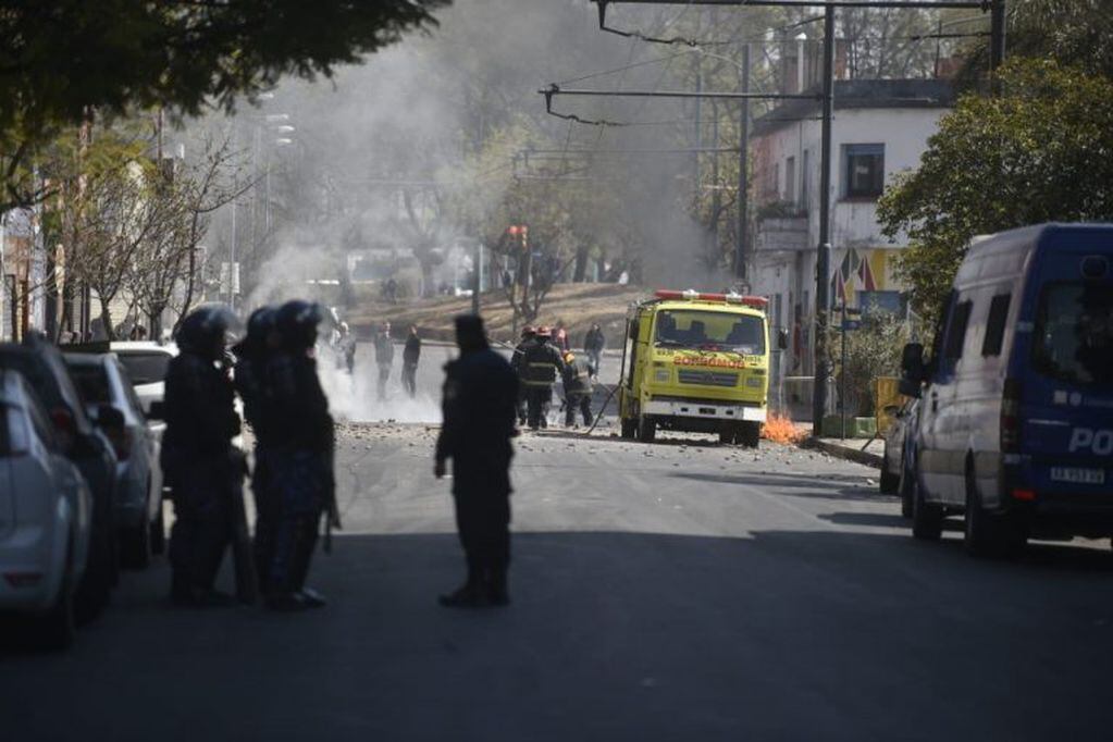 Violento cruce entre la Policía y Luz y Fuerza.