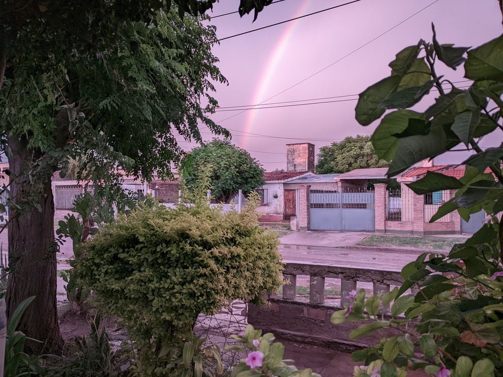 Luego de una fuerte tormenta, un largo arcoíris apareció en Santiago del Estero.