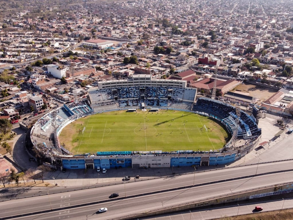 El estadio "23 de Agosto" de Gimnasia y Esgrima de Jujuy, escenario del "super clásico" de fútbol senior de Boca Junios y River Plate.